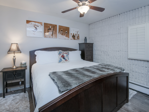 Luxury 2 Bedroom Sleeps 8 - 75 Yards to Gondola- Hot tub